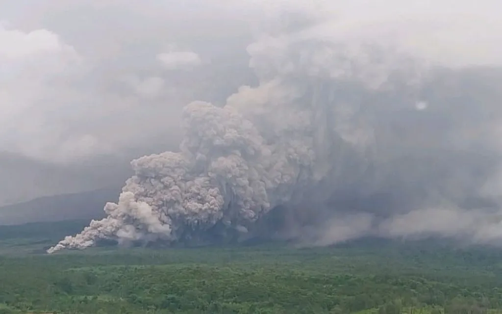 Núi Semeru phun vật liệu núi lửa trong đợt phun trào tại Lumajang, Đông Java, Indonesia, ngày 19/11/2025 (Ảnh: AP)