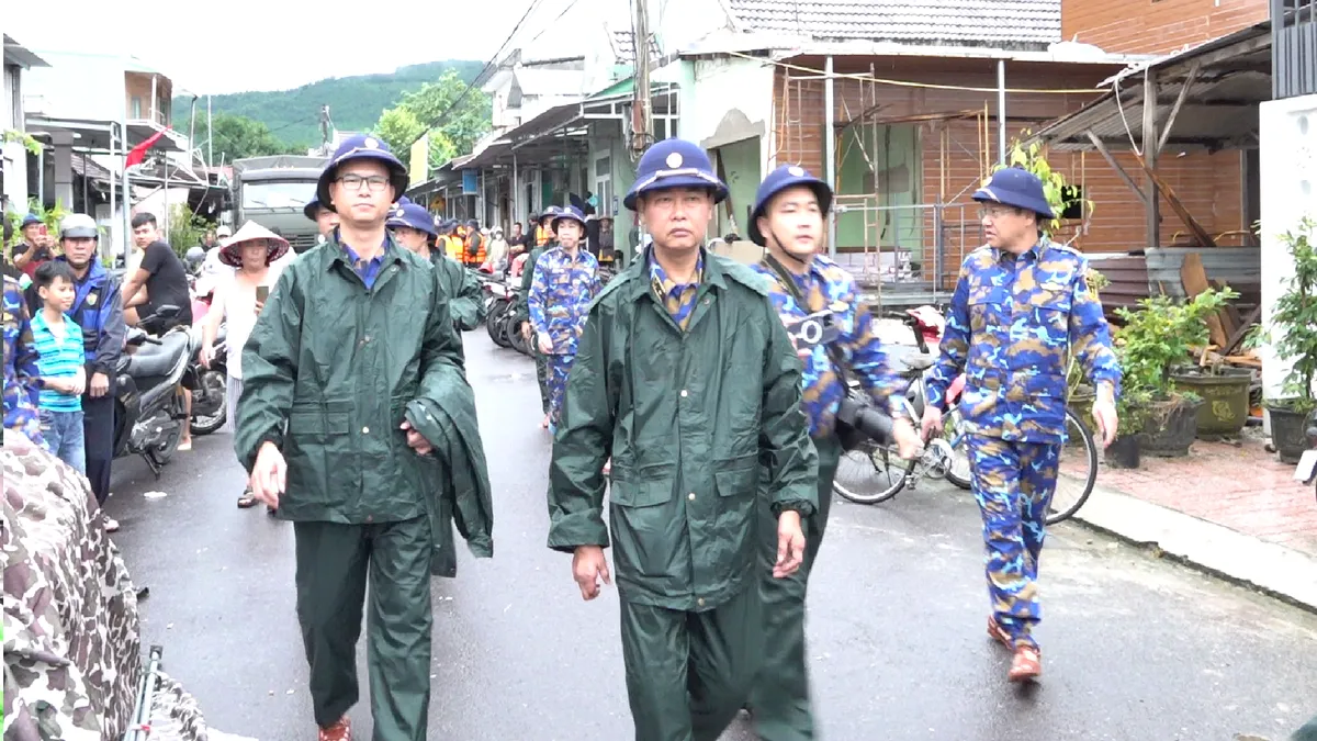 Hải quân Vùng 4 dốc toàn lực cứu trợ vùng lũ - Ảnh 1.