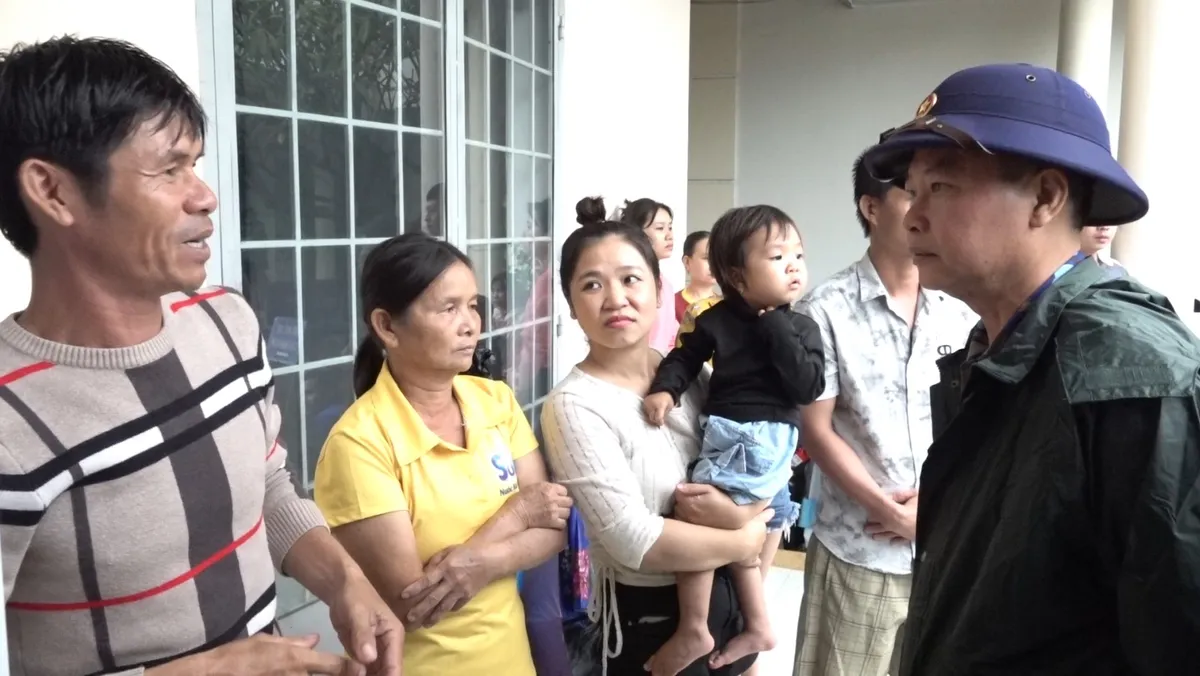 Hải quân Vùng 4 dốc toàn lực cứu trợ vùng lũ - Ảnh 2.