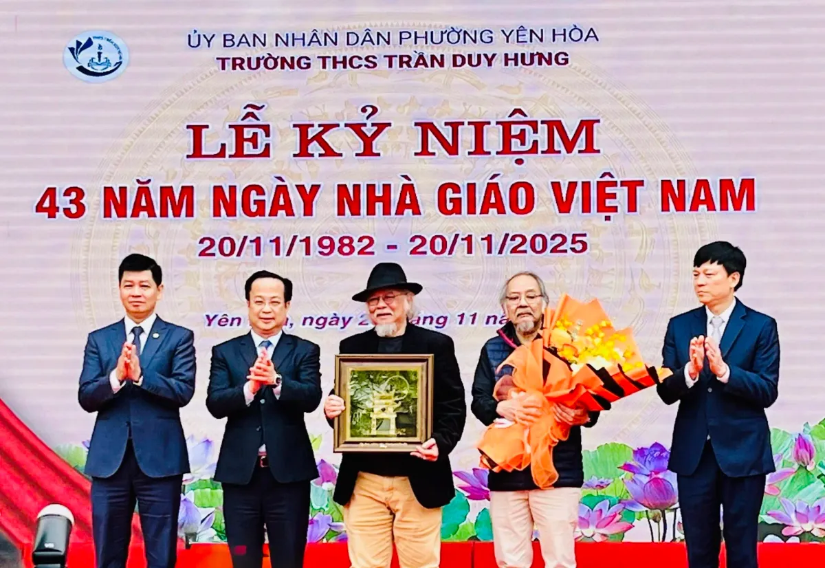 Xúc động câu chuyện kể tại lễ kỷ niệm ngày 20/11 ở ngôi trường mang tên vị Chủ tịch đầu tiên của Hà Nội- Ảnh 3. Xúc động câu chuyện kể tại lễ kỷ niệm ngày 20/11 ở ngôi trường mang tên vị Chủ tịch đầu tiên của Hà Nội- Ảnh 3.