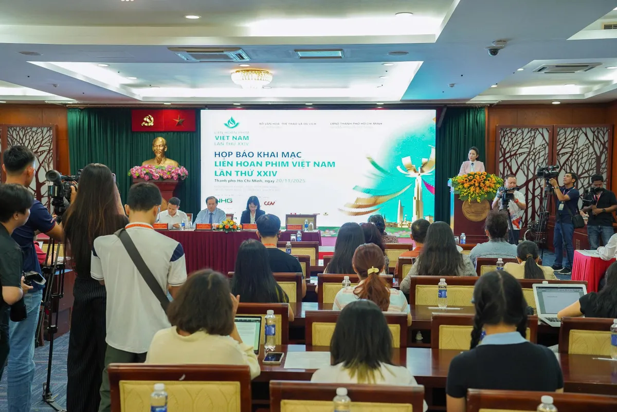 LHP Việt Nam lần thứ XXIV: Cơn sốt "Mưa đỏ" có tạo áp lực cho Ban giám khảo?- Ảnh 1. LHP Việt Nam lần thứ XXIV: Cơn sốt "Mưa đỏ" có tạo áp lực cho Ban giám khảo?- Ảnh 1.