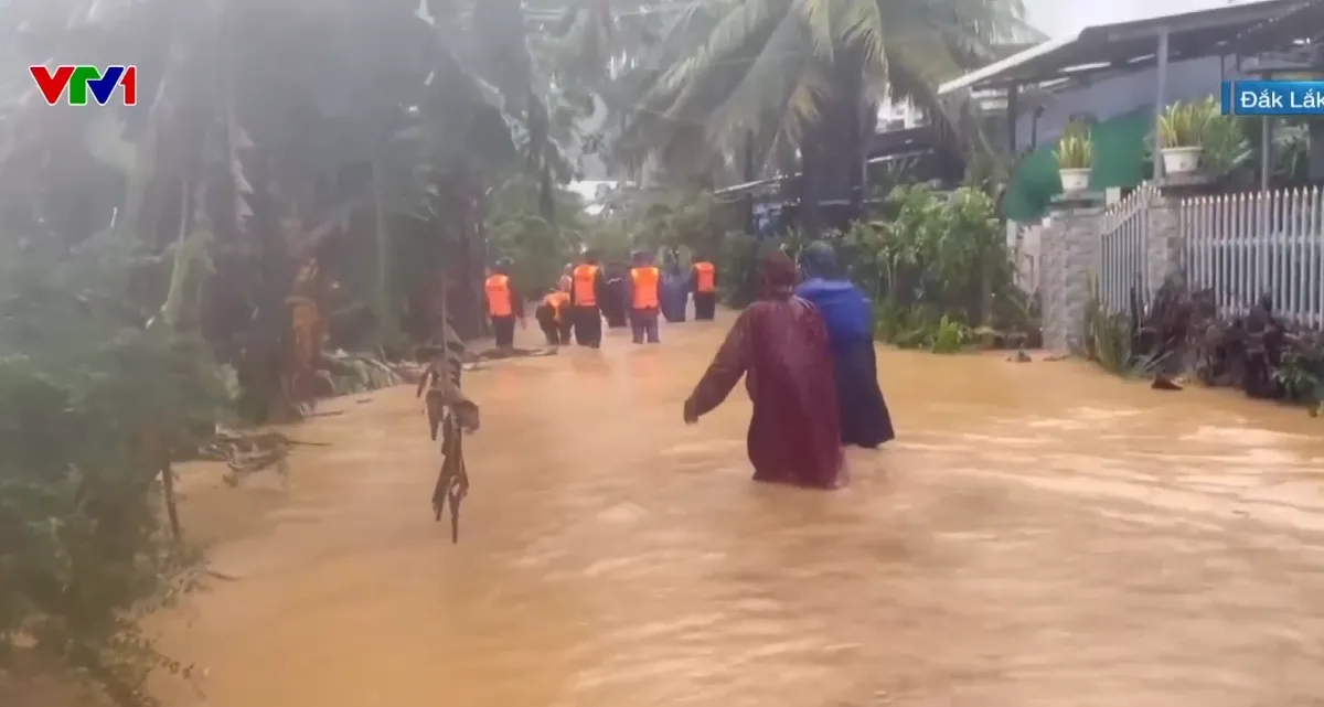 Công an, bộ đội tại Đắk Lắk oằn mình trong nước lũ cứu hộ người dân - Ảnh 1.