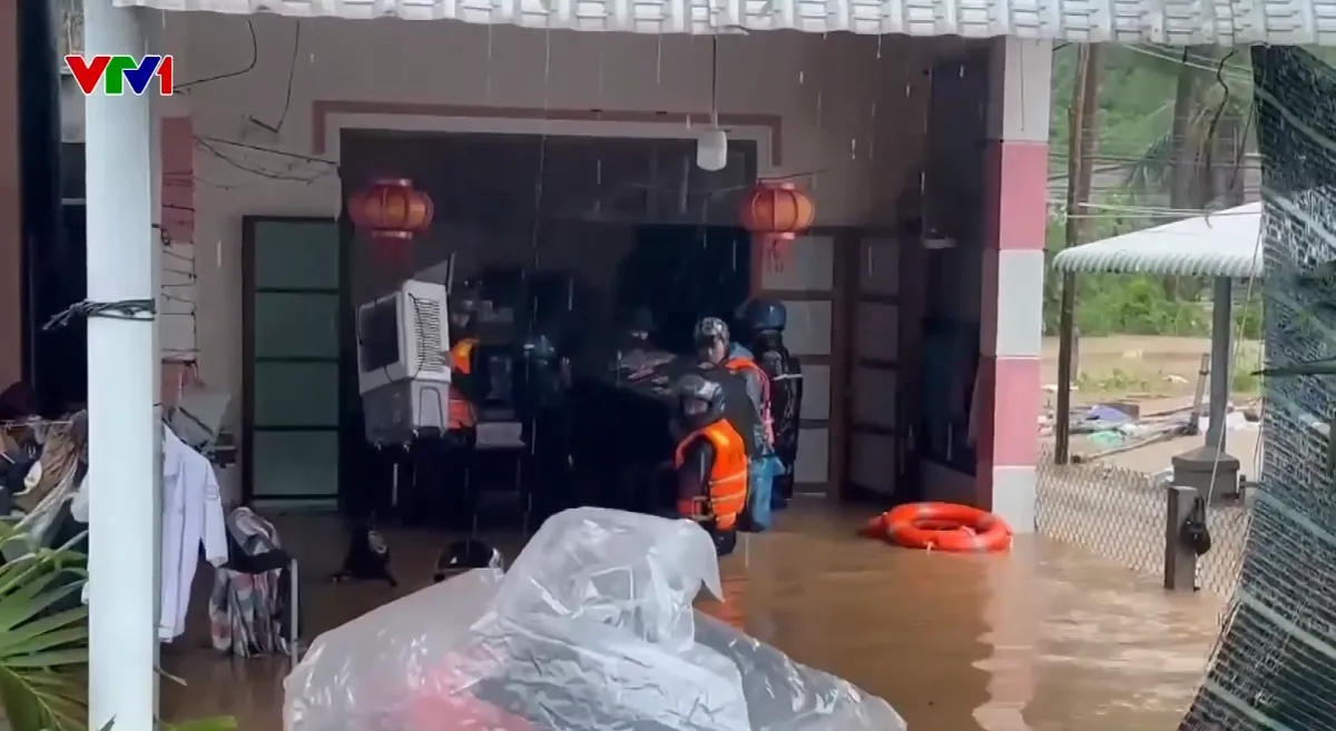 Công an, bộ đội tại Đắk Lắk oằn mình trong nước lũ cứu hộ người dân - Ảnh 2.