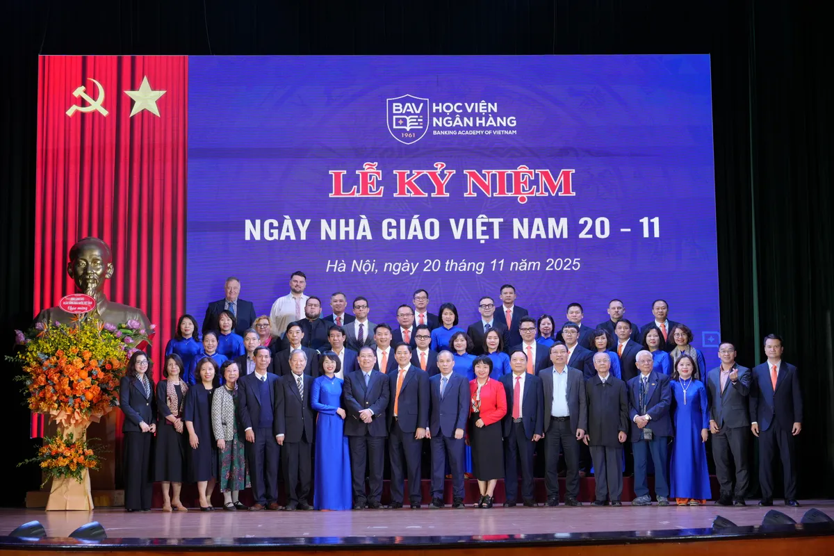 Học viện Ngân hàng kỷ niệm 20/11: Khẳng định vị thế, lan tỏa truyền thống “Tôn sư trọng đạo”- Ảnh 4. Học viện Ngân hàng kỷ niệm 20/11: Khẳng định vị thế, lan tỏa truyền thống “Tôn sư trọng đạo”- Ảnh 4.