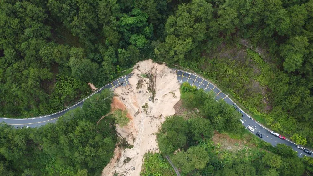 ជំនះ​ការ​រអិល​បាក់​ដី​យ៉ាង​ធ្ងន់ធ្ងរ​លើ​ផ្លូវ​សុងហ្វា និង​ច្រក​មីម៉ូសា - រូបថត ២.