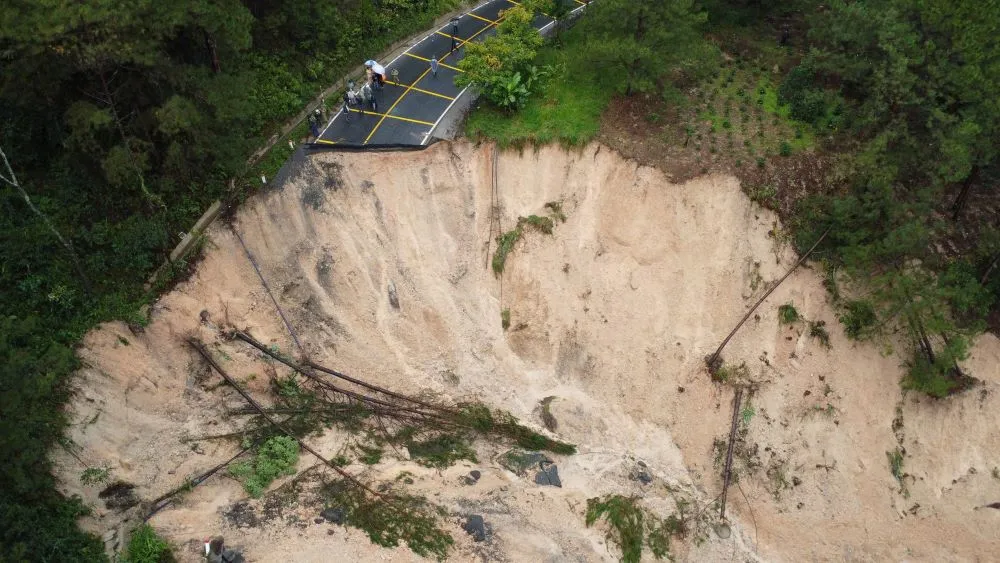 ជំនះ​ការ​រអិល​បាក់​ដី​យ៉ាង​ធ្ងន់​ធ្ងរ​លើ​ផ្លូវ Song Pha Pass និង Mimosa Pass - រូបថត ៣.