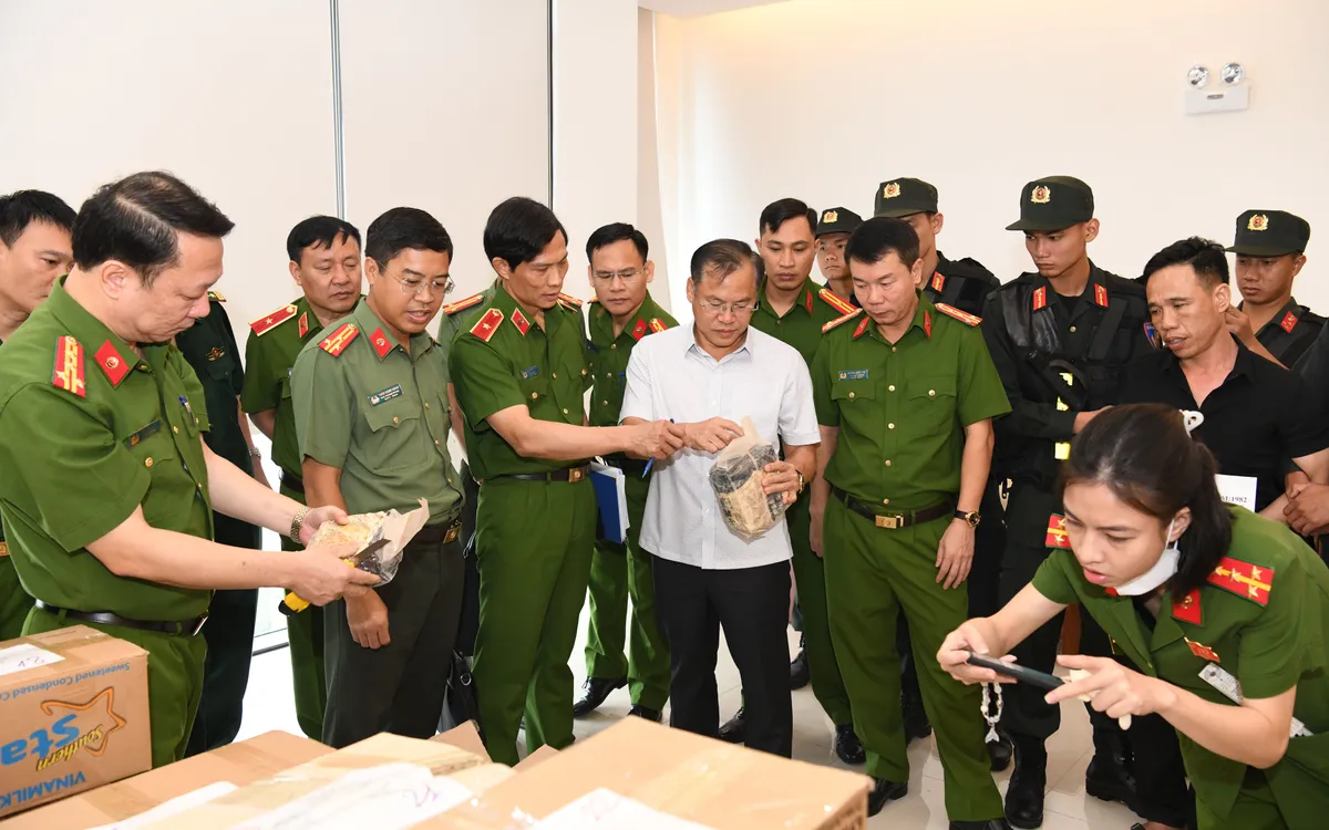 Thượng tướng Nguyễn Văn Long – Thứ trưởng, Thủ trưởng Cơ quan Cảnh sát điều tra Bộ Công an đã trực tiếp đến kiểm tra, chúc mừng và chỉ đạo mở rộng điều tra chuyên án.
