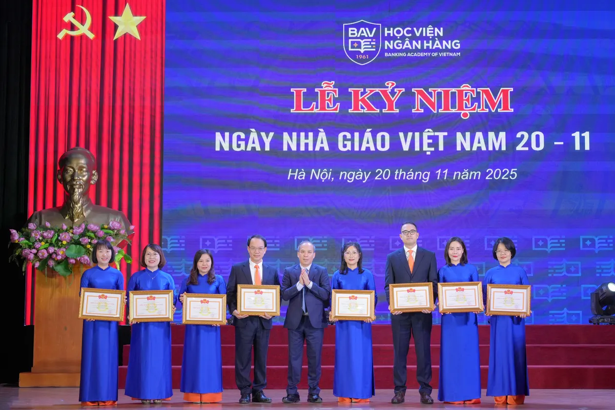 Học viện Ngân hàng kỷ niệm 20/11: Khẳng định vị thế, lan tỏa truyền thống “Tôn sư trọng đạo”- Ảnh 3. Học viện Ngân hàng kỷ niệm 20/11: Khẳng định vị thế, lan tỏa truyền thống “Tôn sư trọng đạo”- Ảnh 3.