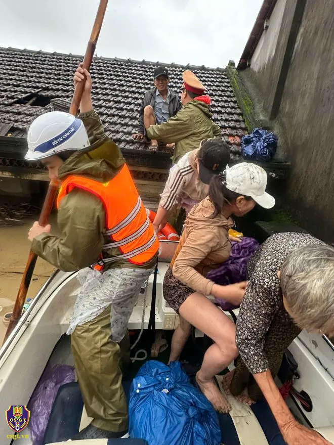 Cục Cảnh sát giao thông điều động nhân lực, phương tiện hỗ trợ cứu hộ, cứu nạn tại Đắk Lắk - Ảnh 1.