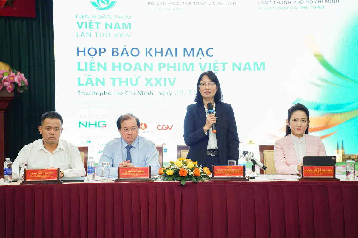 LHP Việt Nam lần thứ XXIV: Cơn sốt "Mưa đỏ" có tạo áp lực cho Ban giám khảo?- Ảnh 3. LHP Việt Nam lần thứ XXIV: Cơn sốt "Mưa đỏ" có tạo áp lực cho Ban giám khảo?- Ảnh 3.