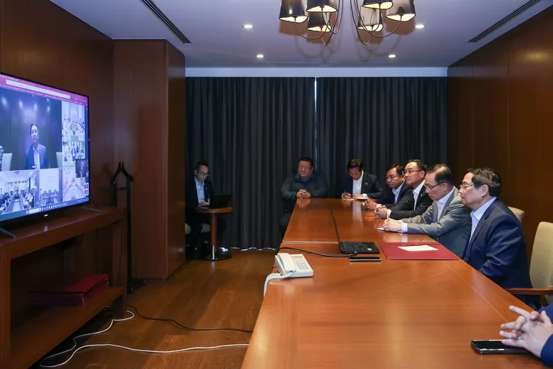 Thủ tướng chủ trì cuộc họp khẩn trực tuyến từ Algeria về ứng phó mưa lũ, thiên tai, cứu hộ, cứu nạn - Ảnh 1.