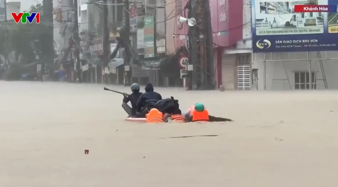 Nhiều nơi ở Khánh Hòa ngập sâu, nước chảy xiết, người dân liên tục cầu cứu - Ảnh 1.
