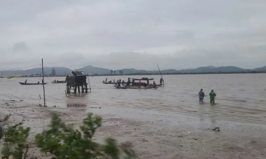 Hai vợ chồng đi đánh cá bị lật thuyền, 1 người mất tích  - Ảnh 1.