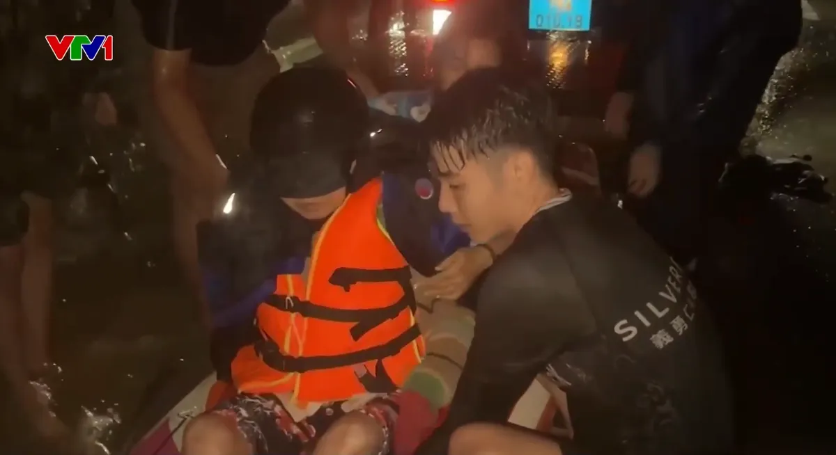 Trắng đêm ứng cứu người dân vùng ngập sâu ở Khánh Hòa - Ảnh 1.