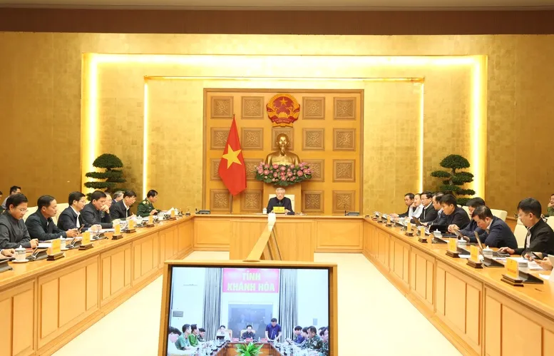 Thủ tướng chủ trì cuộc họp khẩn trực tuyến từ Algeria về ứng phó mưa lũ, thiên tai, cứu hộ, cứu nạn - Ảnh 2.