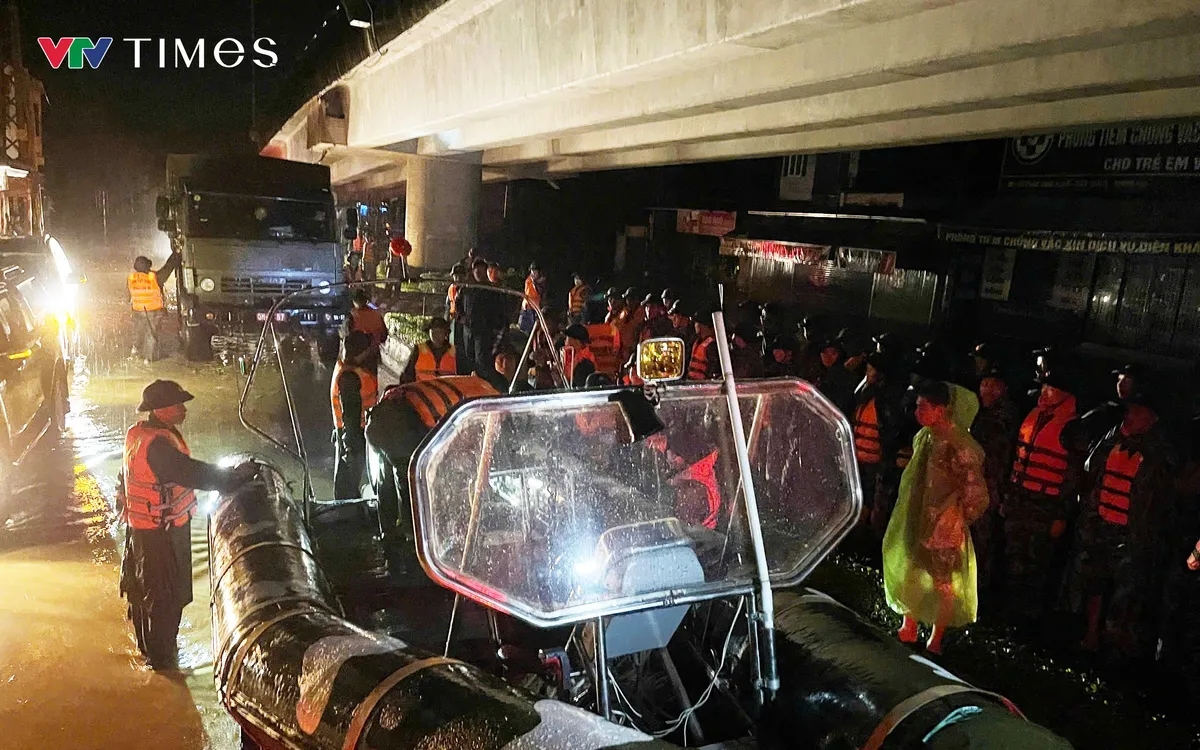 Vùng 4 Hải quân triển khai lực lượng và phương tiện giúp nhân dân phường Tây Nha Trang