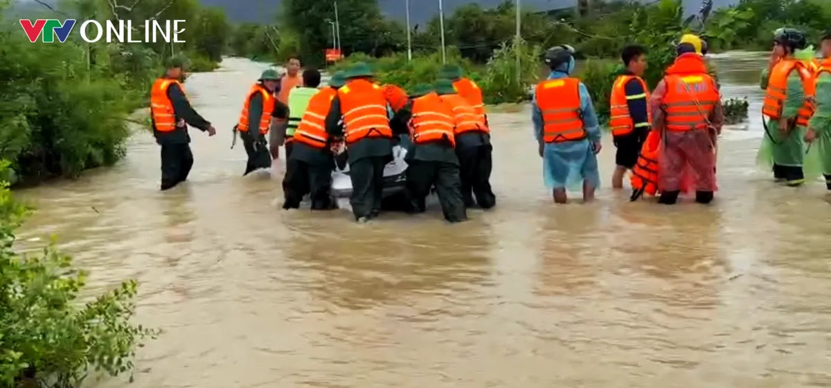 Giải mã hiện tượng mưa lũ bất thường ở miền Trung - Ảnh 1.