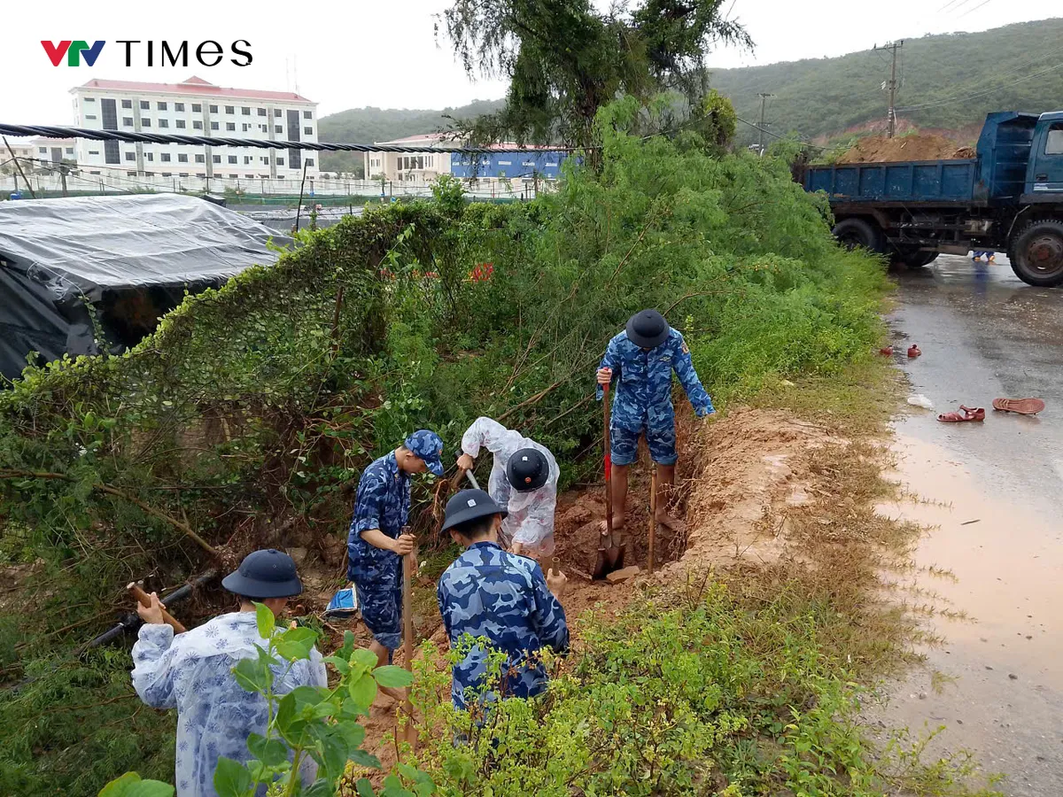 Hơn 100 cán bộ, chiến sĩ Cảnh sát biển 3 hỗ trợ người dân Khánh Hòa khắc phục ngập lụt- Ảnh 2. Hơn 100 cán bộ, chiến sĩ Cảnh sát biển 3 hỗ trợ người dân Khánh Hòa khắc phục ngập lụt- Ảnh 2.
