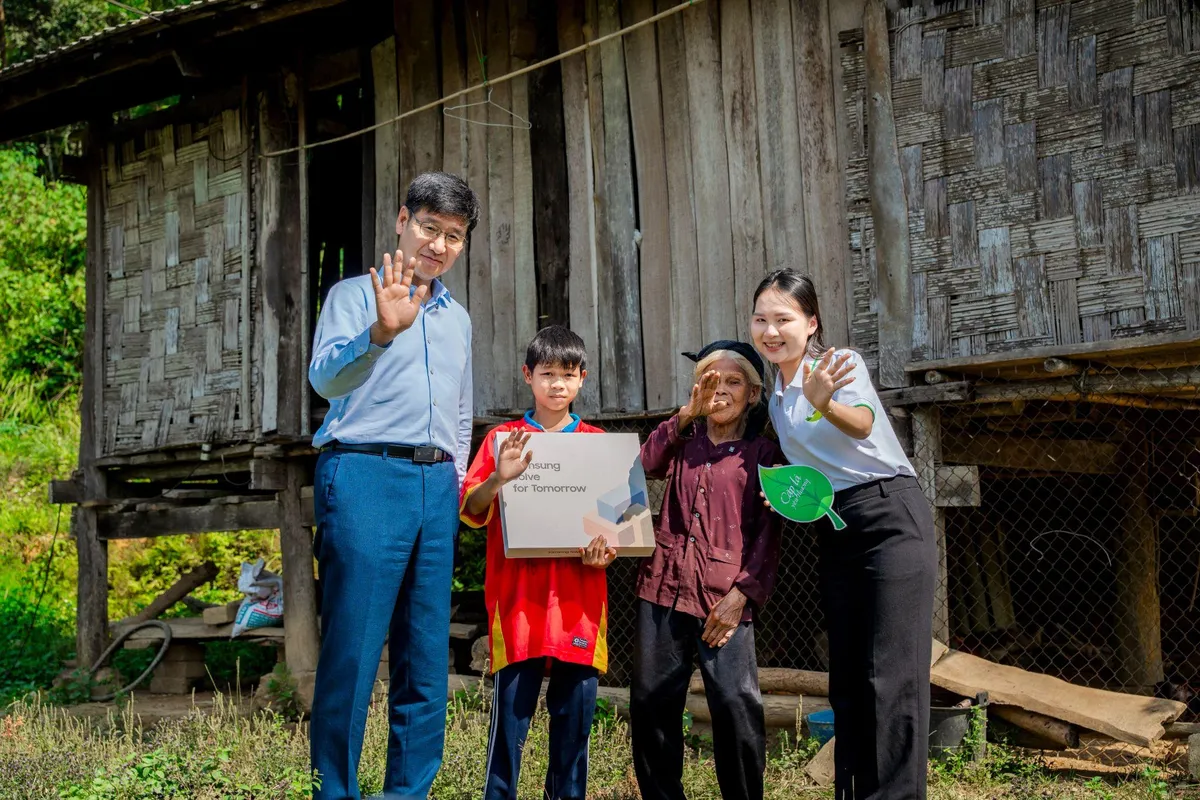 Tổng Gi&aacute;m đốc Samsung Việt Nam gh&eacute; thăm cậu b&eacute; mồ c&ocirc;i tại Th&aacute;i Nguy&ecirc;n- Ảnh 1.