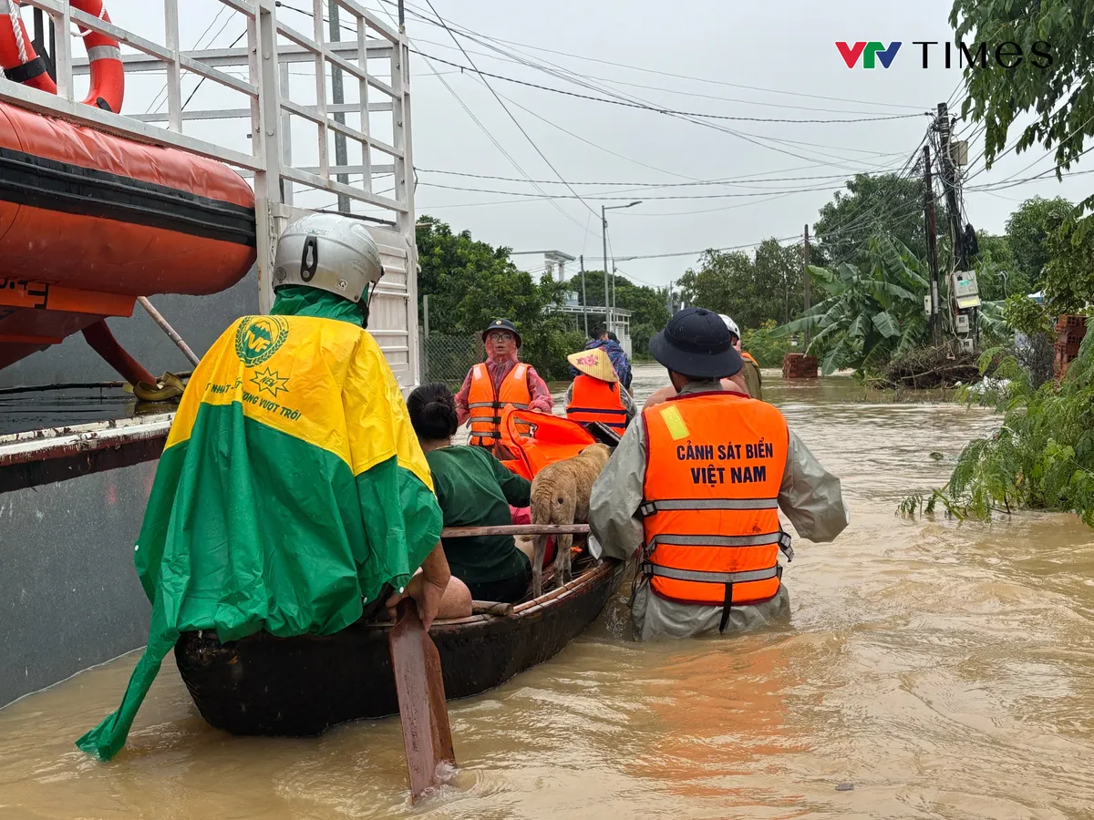 Hơn 100 cán bộ, chiến sĩ Cảnh sát biển 3 hỗ trợ người dân Khánh Hòa khắc phục ngập lụt- Ảnh 3. Hơn 100 cán bộ, chiến sĩ Cảnh sát biển 3 hỗ trợ người dân Khánh Hòa khắc phục ngập lụt- Ảnh 3.
