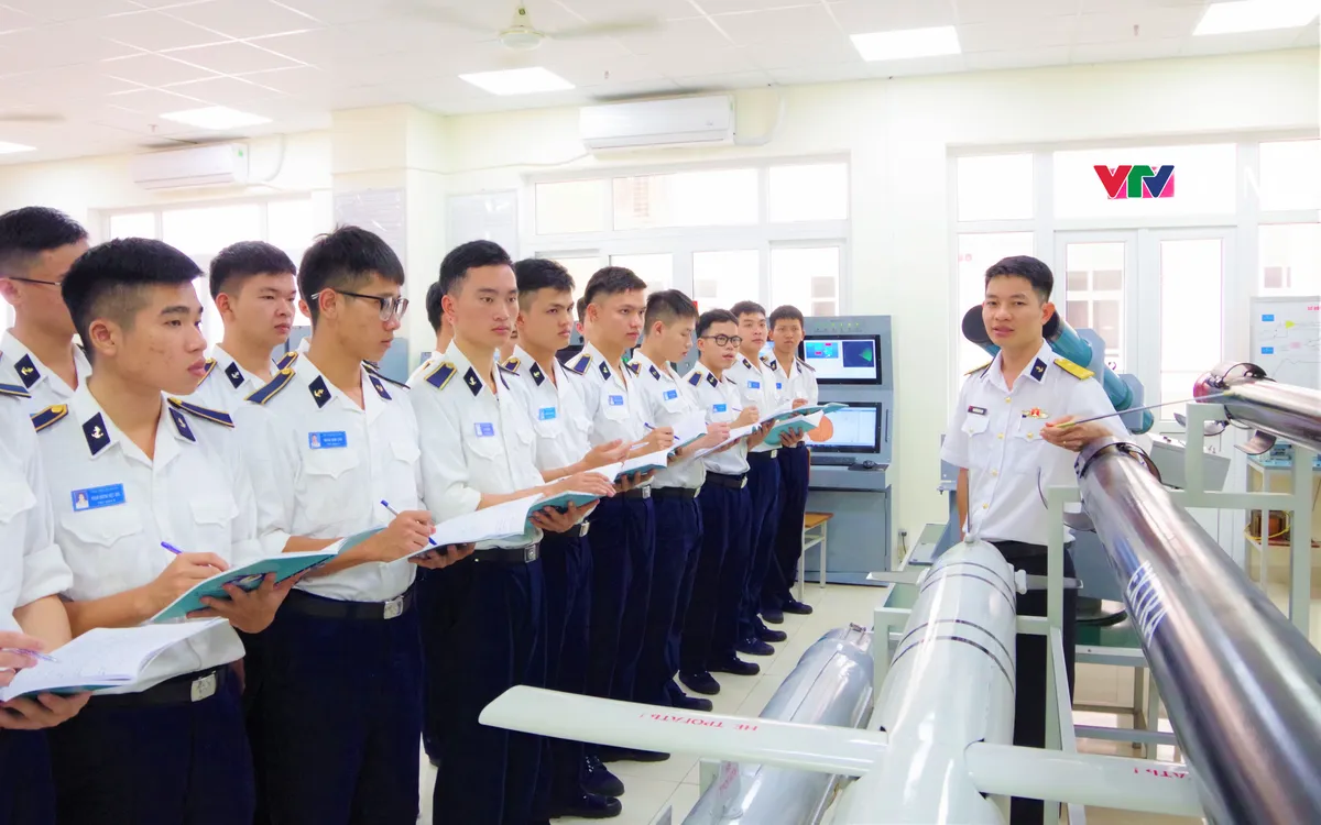 Giờ học thực hành của học viên  chuyên ngành Tên lửa Hải quân