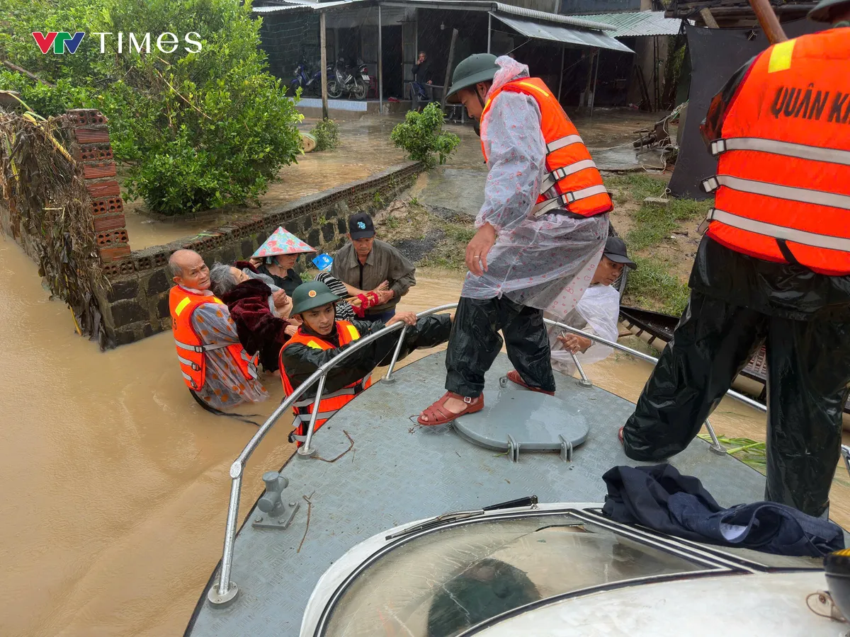 Những vòng tay bộ đội nâng đỡ người già trong biển nước lũ - Ảnh 1.