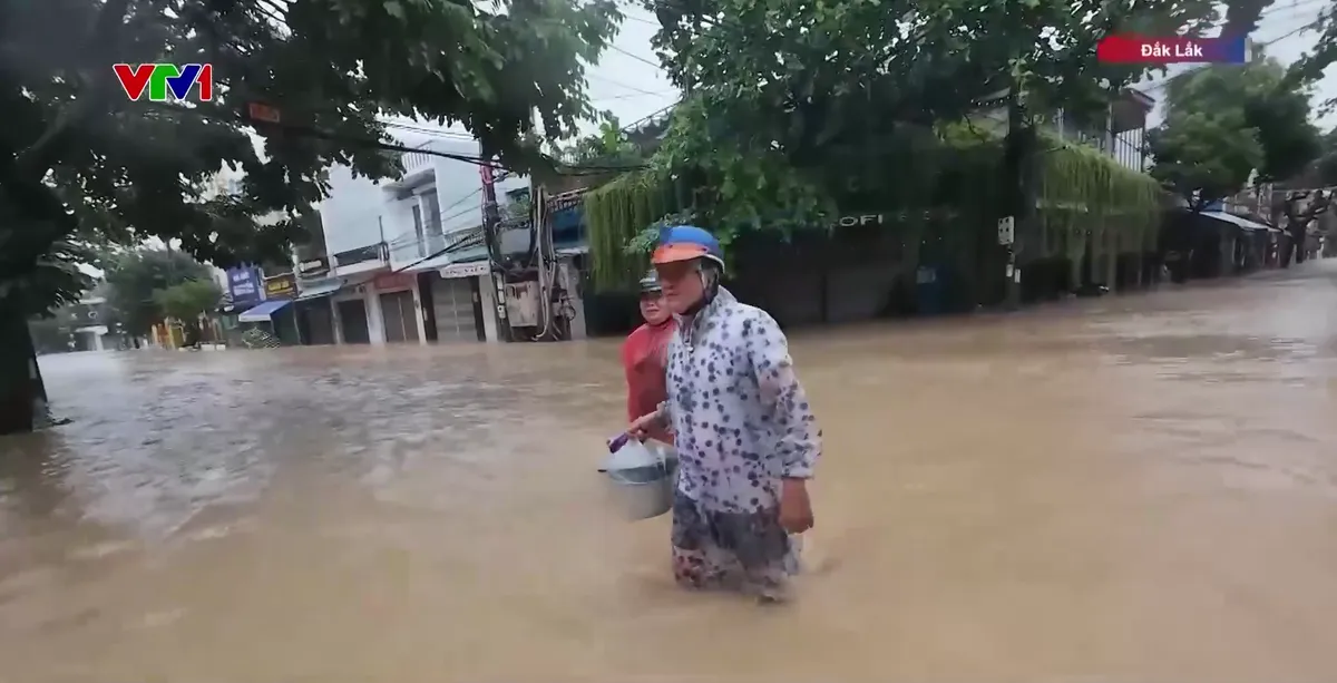Đắk Lắk: Hàng nghìn hộ dân cô lập, trực thăng và lực lượng cứu hộ chạy đua tiếp tế lương thực - Ảnh 2.