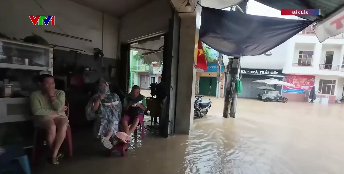 Đắk Lắk: Hàng nghìn hộ dân cô lập, trực thăng và lực lượng cứu hộ chạy đua tiếp tế lương thực - Ảnh 3.