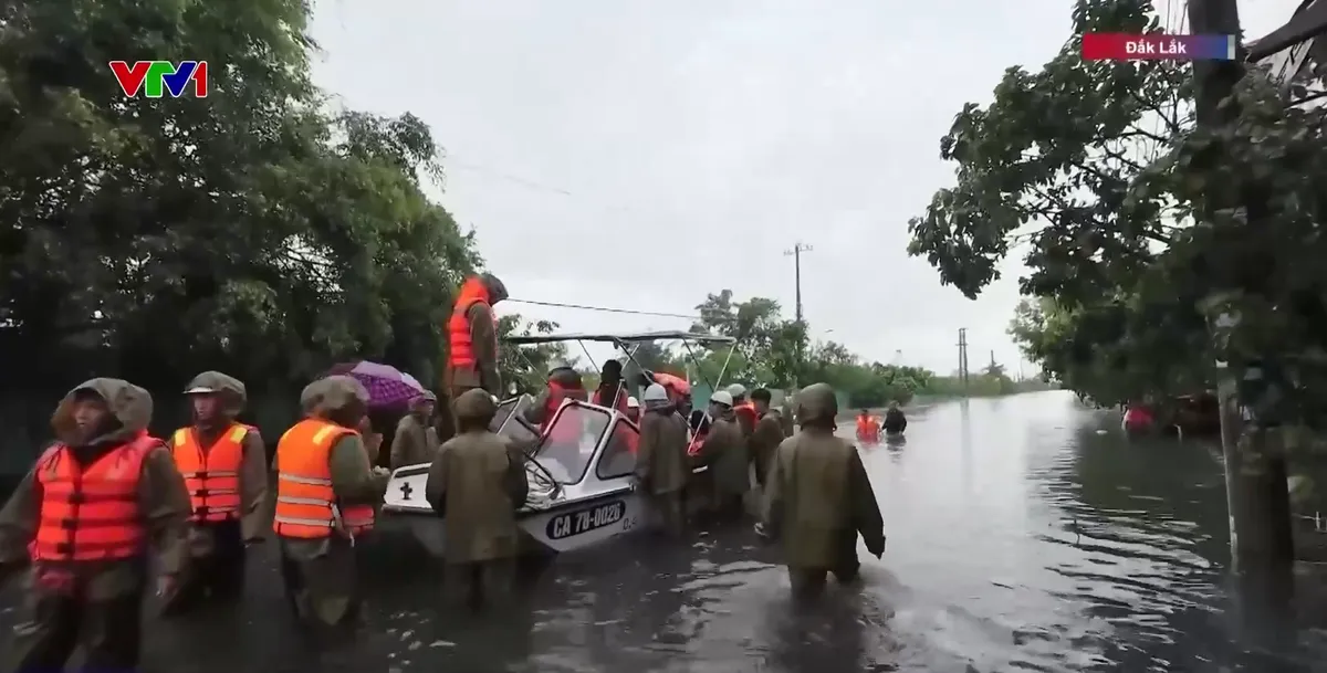 Đắk Lắk: Hàng nghìn hộ dân cô lập, trực thăng và lực lượng cứu hộ chạy đua tiếp tế lương thực - Ảnh 1.