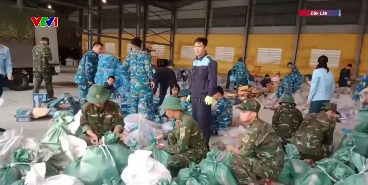 Đắk Lắk: Hàng nghìn hộ dân cô lập, trực thăng và lực lượng cứu hộ chạy đua tiếp tế lương thực - Ảnh 5.