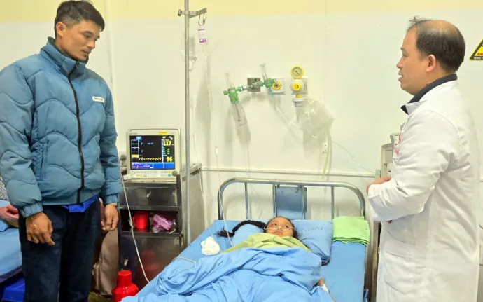 Bác sĩ trao đổi với thân nhân của bệnh nhi về tình trạng sức khỏe hiện tại của bé. Ảnh: Báo Lâm Đồng