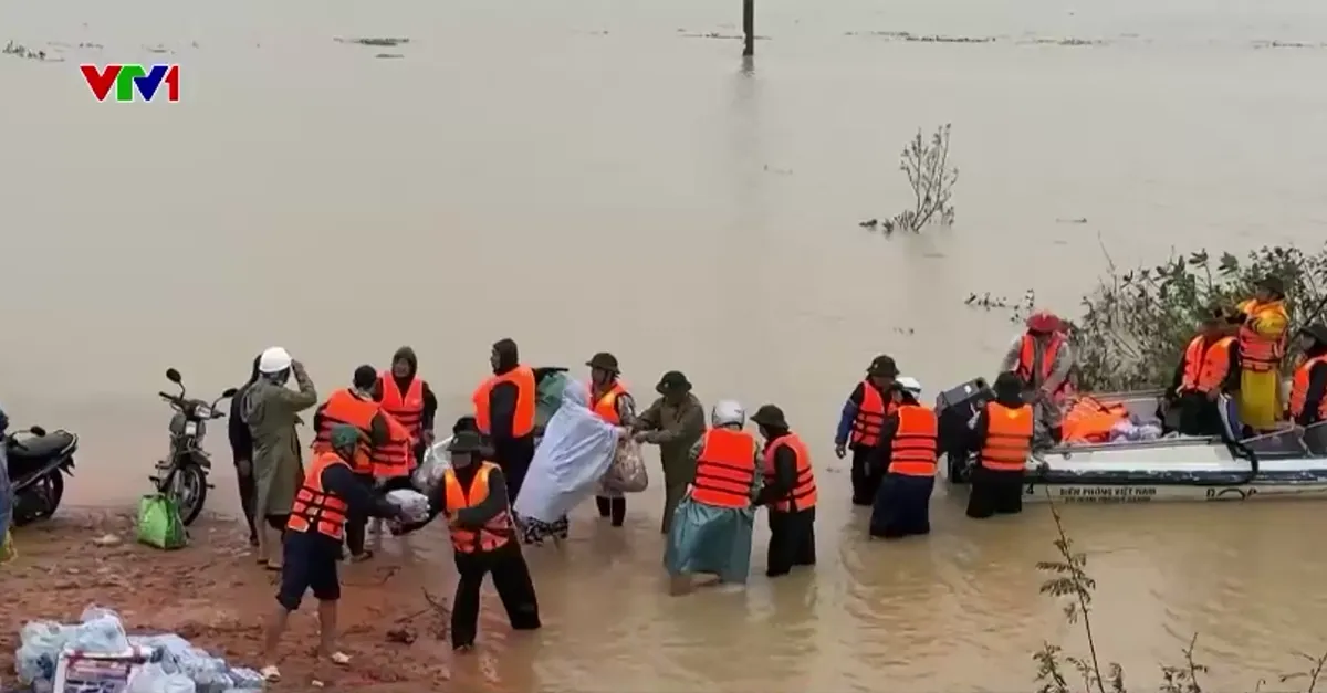 Gia Lai gấp rút cứu trợ người dân vùng ngập lụt và khắc phục giao thông chia cắt- Ảnh 1. Gia Lai gấp rút cứu trợ người dân vùng ngập lụt và khắc phục giao thông chia cắt- Ảnh 1.