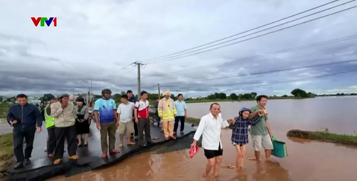 Gia Lai gấp rút cứu trợ người dân vùng ngập lụt và khắc phục giao thông chia cắt- Ảnh 3. Gia Lai gấp rút cứu trợ người dân vùng ngập lụt và khắc phục giao thông chia cắt- Ảnh 3.