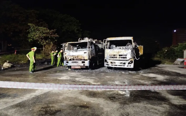 Hai xe chở xăng dầu hư hỏng nặng. Ảnh: CA