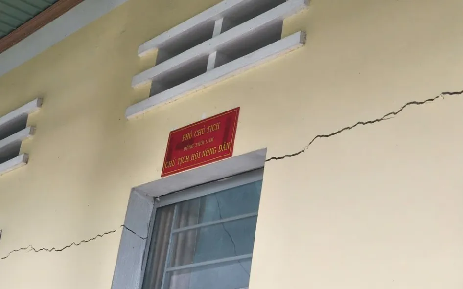 Nhà công vụ và nhà dân bị nứt tường.