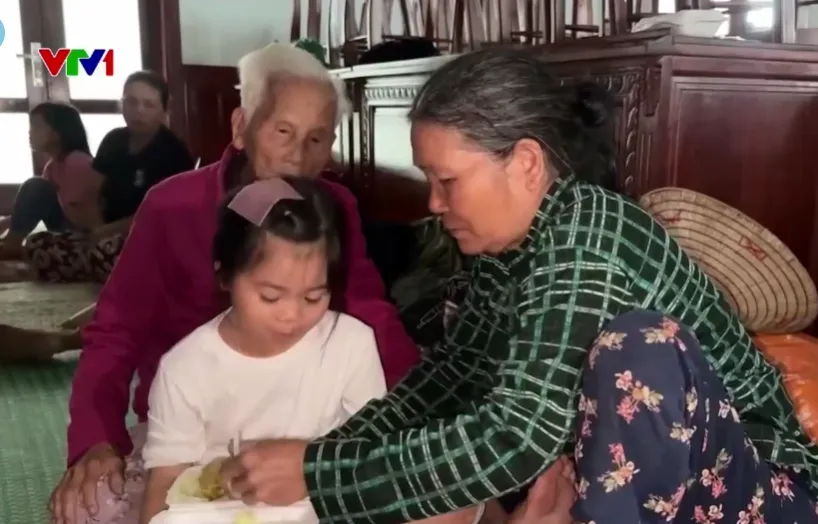 Lũ rút chậm ở Gia Lai, huy động hơn 20.000 cán bộ, chiến sĩ ứng cứu người dân vùng ngập - Ảnh 1.