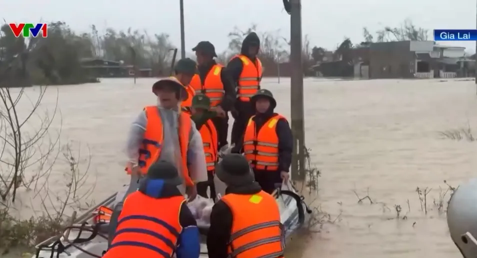 Lũ rút chậm ở Gia Lai, huy động hơn 20.000 cán bộ, chiến sĩ ứng cứu người dân vùng ngập - Ảnh 2.