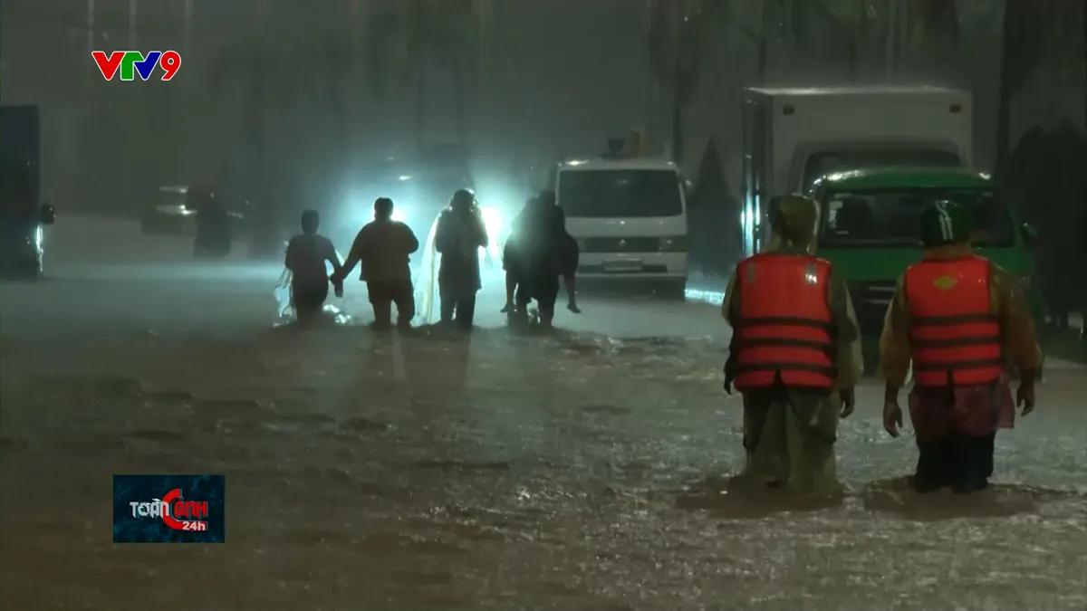 Tình người trong bão lũ