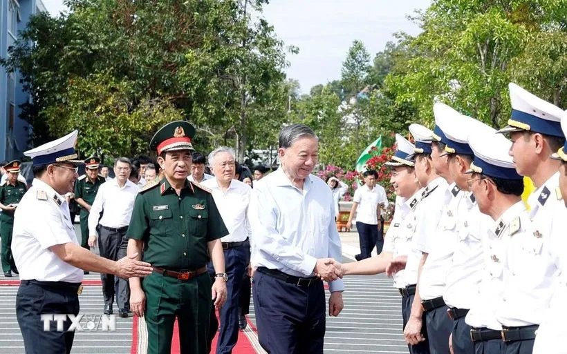 Tổng Bí thư Tô Lâm đến thăm, làm việc với Bộ Tư lệnh Vùng 5 Hải quân. (Ảnh: Thống Nhất/TTXVN)