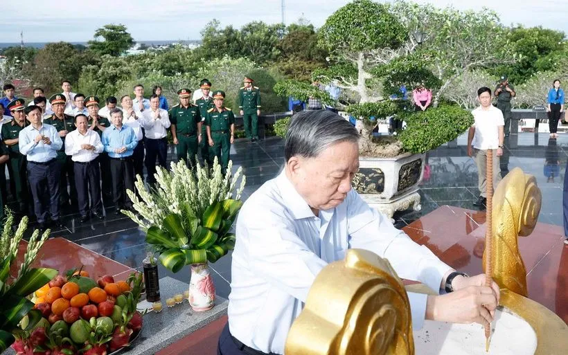 Tại Đặc khu Phú Quốc, tỉnh An Giang, Tổng Bí thư Tô Lâm và đoàn công tác Trung ương dâng hoa, dâng hương tại Nghĩa trang liệt sỹ Phú Quốc. (Ảnh: TTXVN)