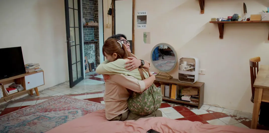 Gió ngang khoảng trời xanh - Tập 45: Buổi tối hàn gắn ngọt lịm của đôi vợ chồng suýt ly hôn Lam - Toàn- Ảnh 3.