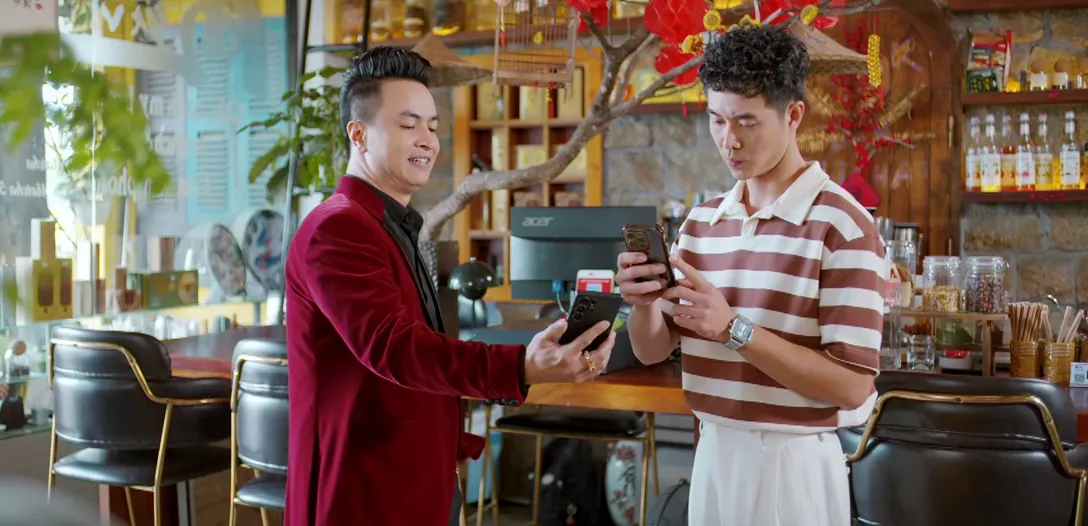 Gió ngang khoảng trời xanh - Tập 45: Buổi tối hàn gắn ngọt lịm của đôi vợ chồng suýt ly hôn Lam - Toàn- Ảnh 8.