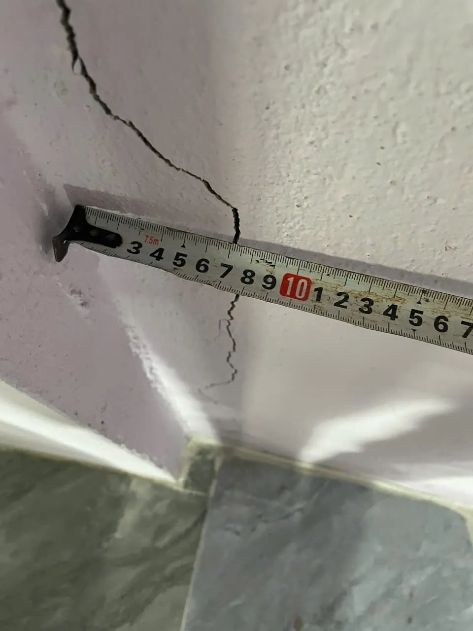 Gia Lai: Sau tiếng nổ dưới đất, nhiều nhà ở xã Ia Rsai xuất hiện vết nứt - Ảnh 1.