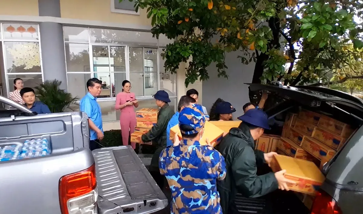 Hải quân Vùng 4 dốc toàn lực cứu trợ vùng lũ - Ảnh 3.