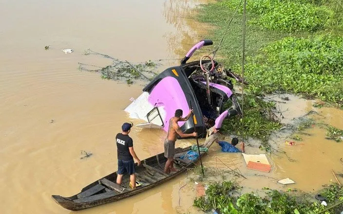 Tai nạn xe khách ở Campuchia khiến ít nhất 13 người thiệt mạng, ngày 20/11/2025 (Ảnh: Khmer Times)