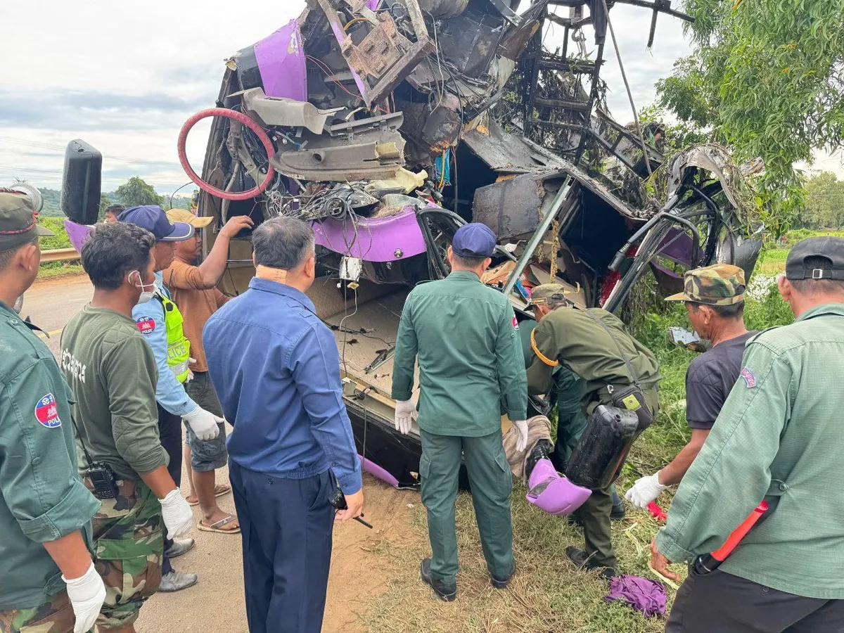 Xe khách giường nằm lao xuống sông tại Campuchia, ít nhất 13 người thiệt mạng- Ảnh 2.