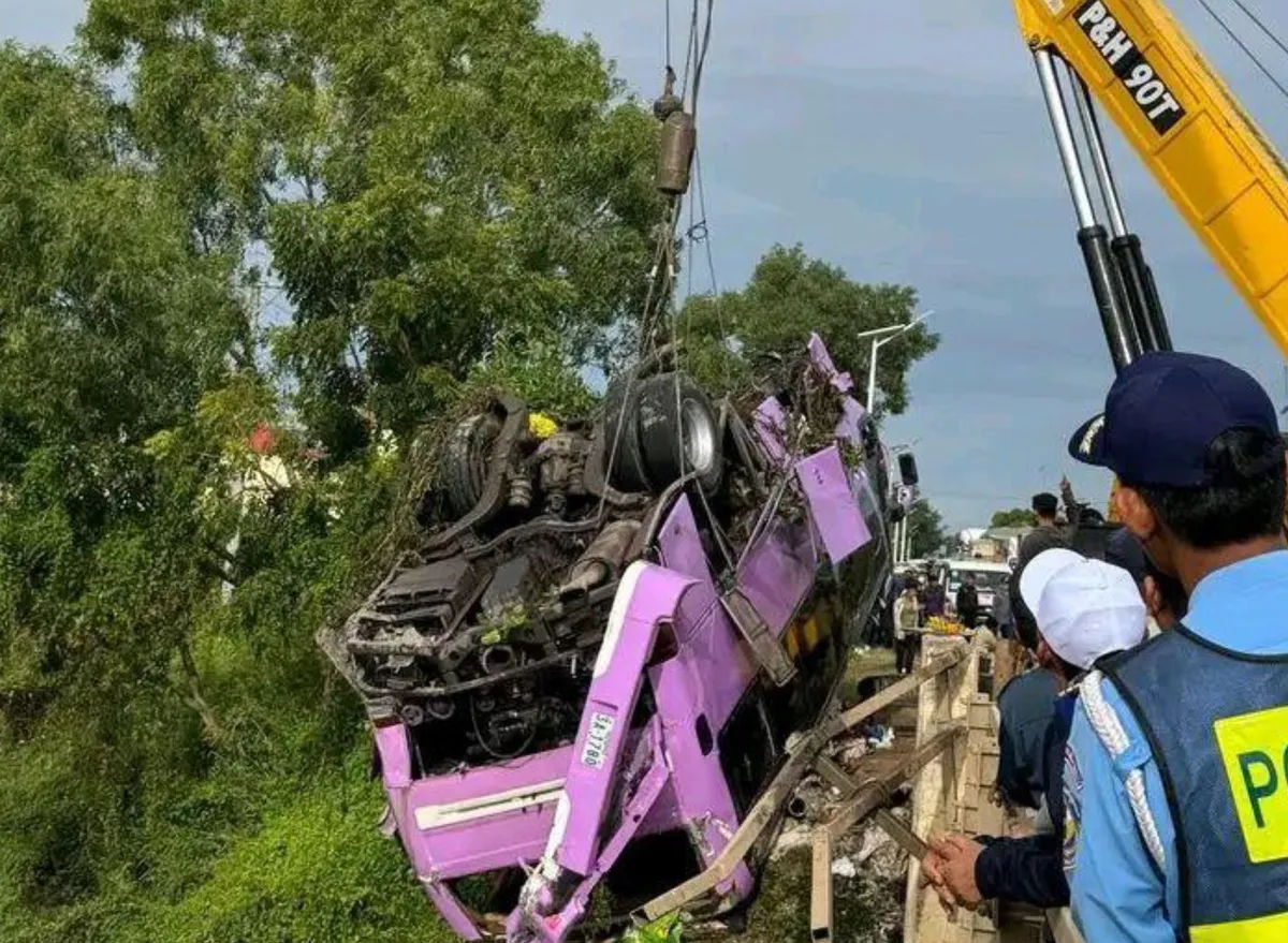 Xe khách giường nằm lao xuống sông tại Campuchia, ít nhất 13 người thiệt mạng- Ảnh 1.