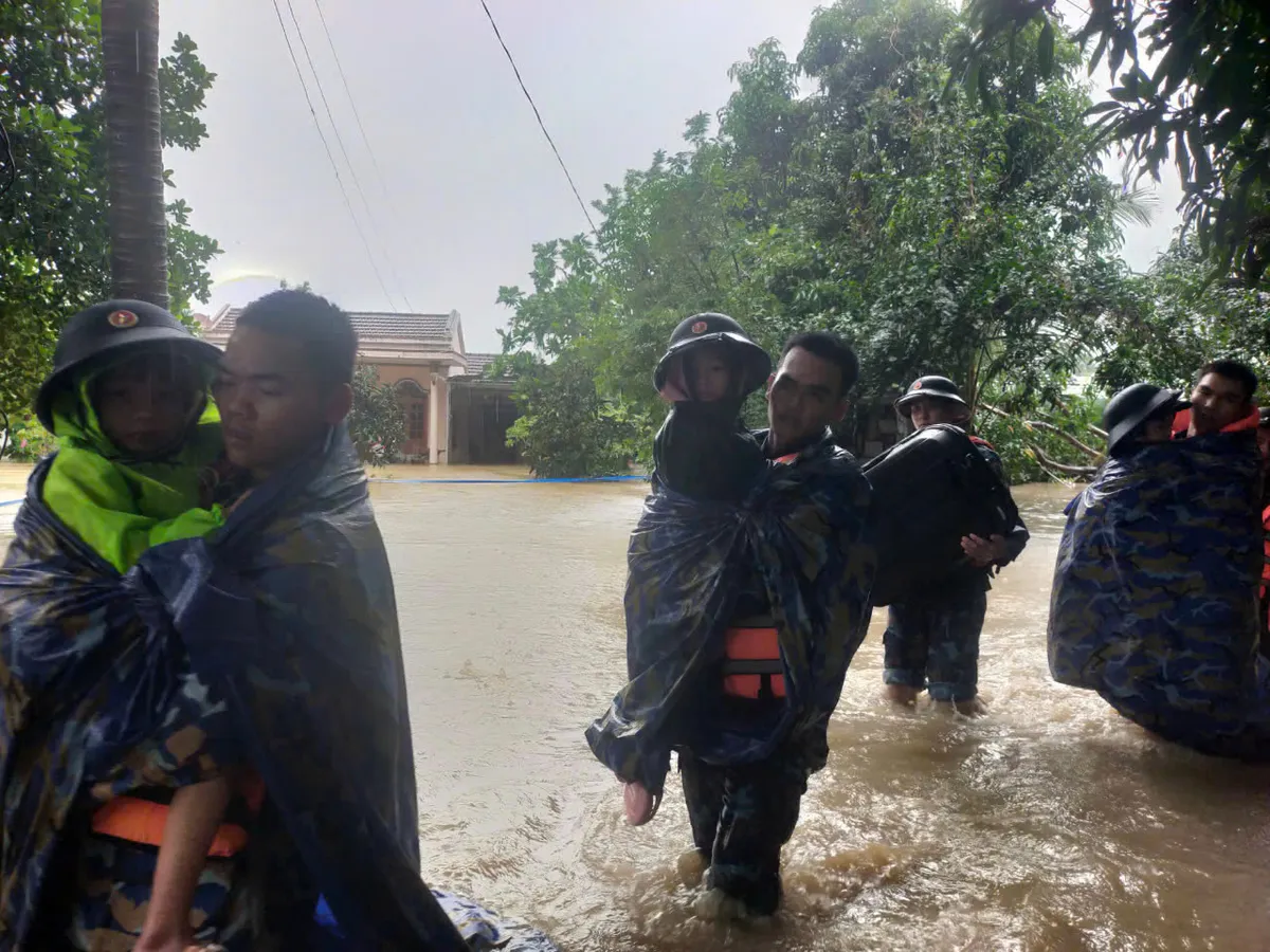 Vùng 4 Hải quân khẩn trương cứu dân trong mưa lũ phức tạp tại Khánh Hòa - Ảnh 1.