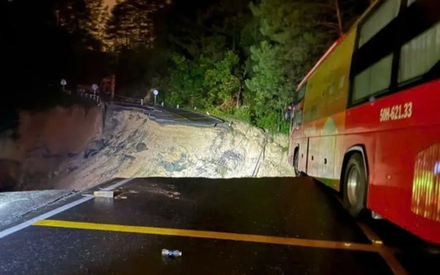 Xe khách kịp thời dừng lại trước khi vụ sạt lở nghiêm trọng xảy ra.