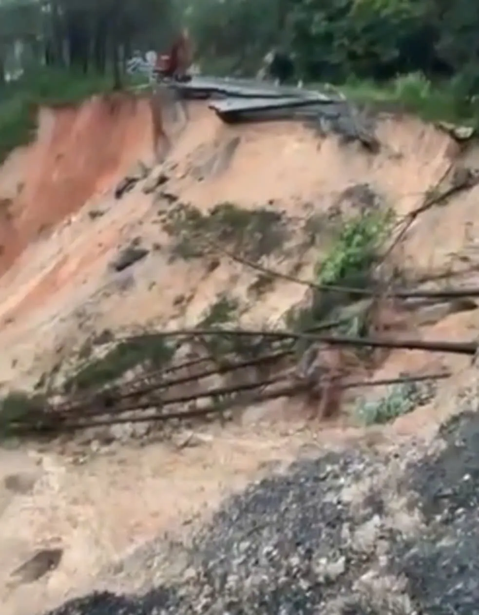 Lâm Đồng Đèo Mimosa sạt lở nghiêm trọng, quốc lộ 20 tê liệt hoàn toàn - Ảnh 1.